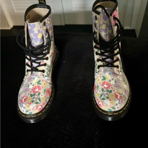 NWT DR. MARTENS SUPERCUTE 1460 FLORAL BOOTS - Picture 10 of 11